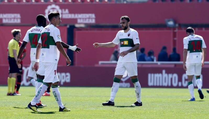 Jugadores del Elche se saludan tras un partido en Mallorca / LFP